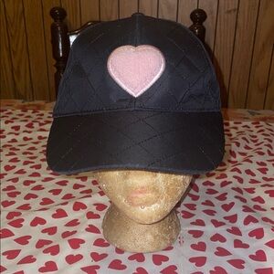 4/$10🌻🌻Black Quilted snap back  with Pink Heart (osfm)